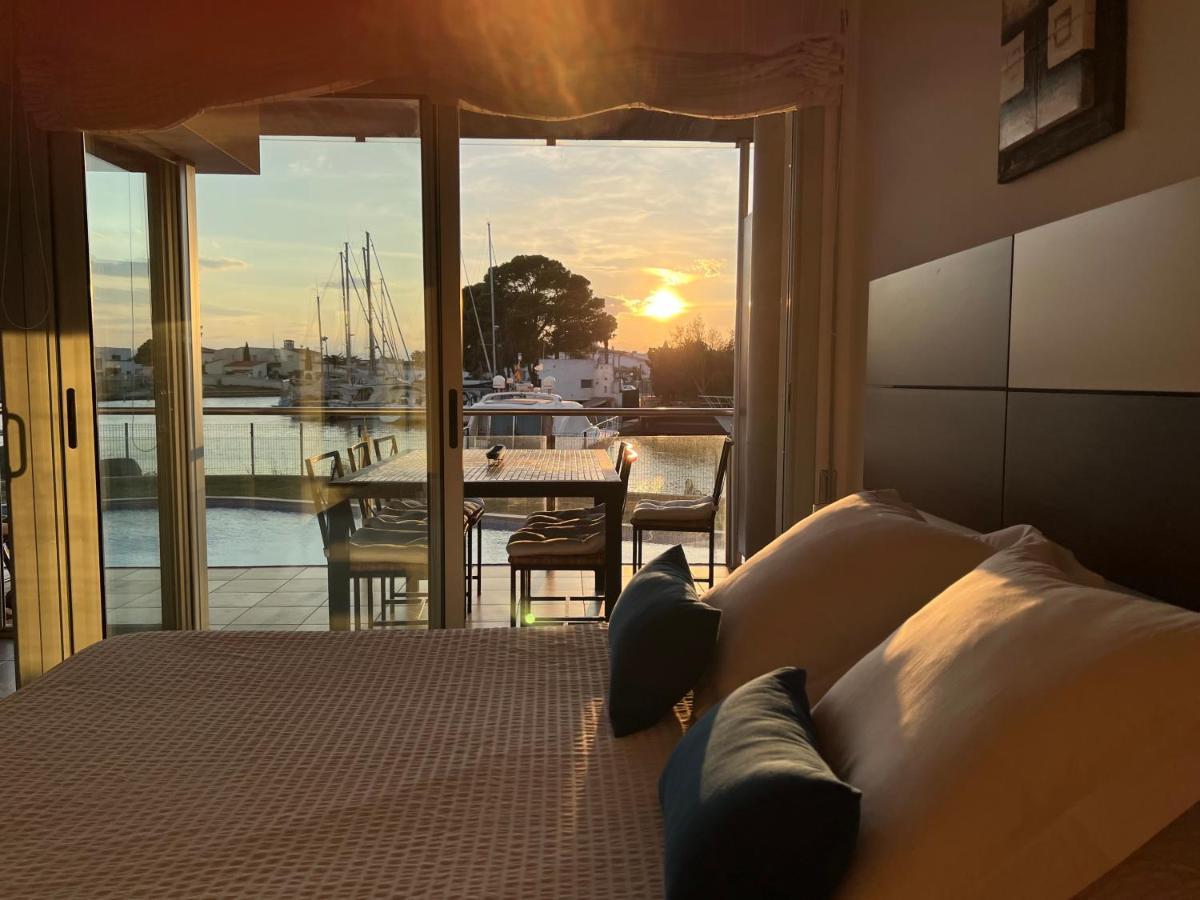 Blau Apartamento Frente A Los Canales Y Las Puestas De Sol De Roses Eksteriør billede