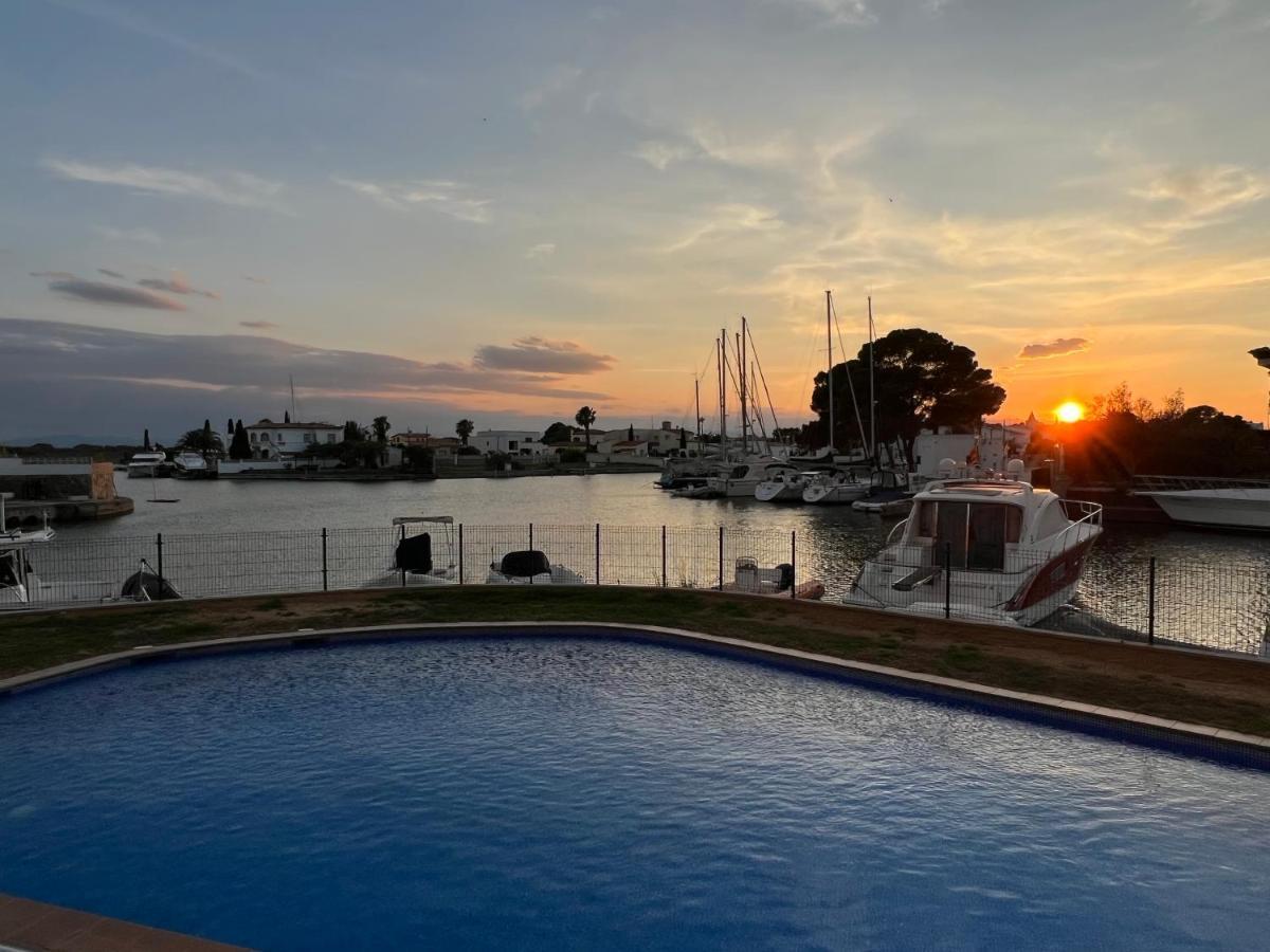 Blau Apartamento Frente A Los Canales Y Las Puestas De Sol De Roses Eksteriør billede