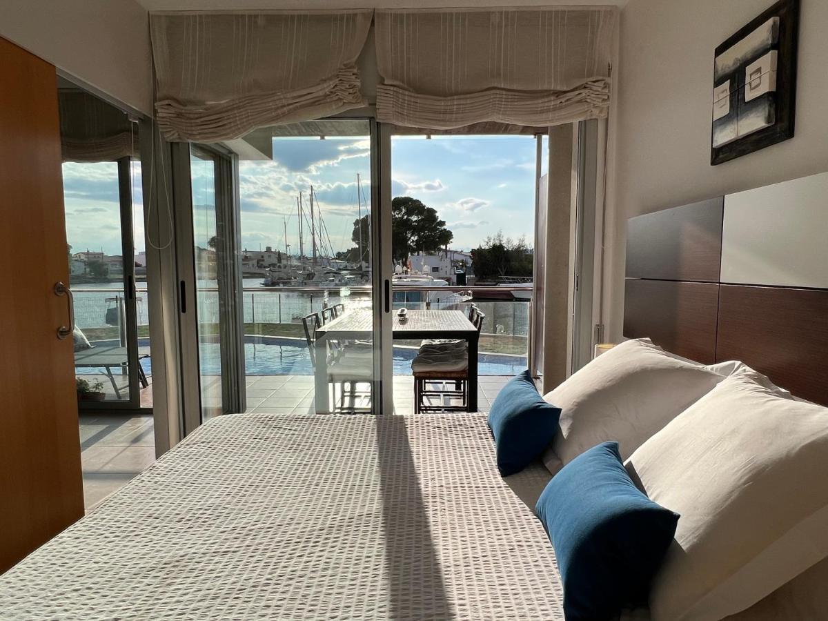 Blau Apartamento Frente A Los Canales Y Las Puestas De Sol De Roses Eksteriør billede