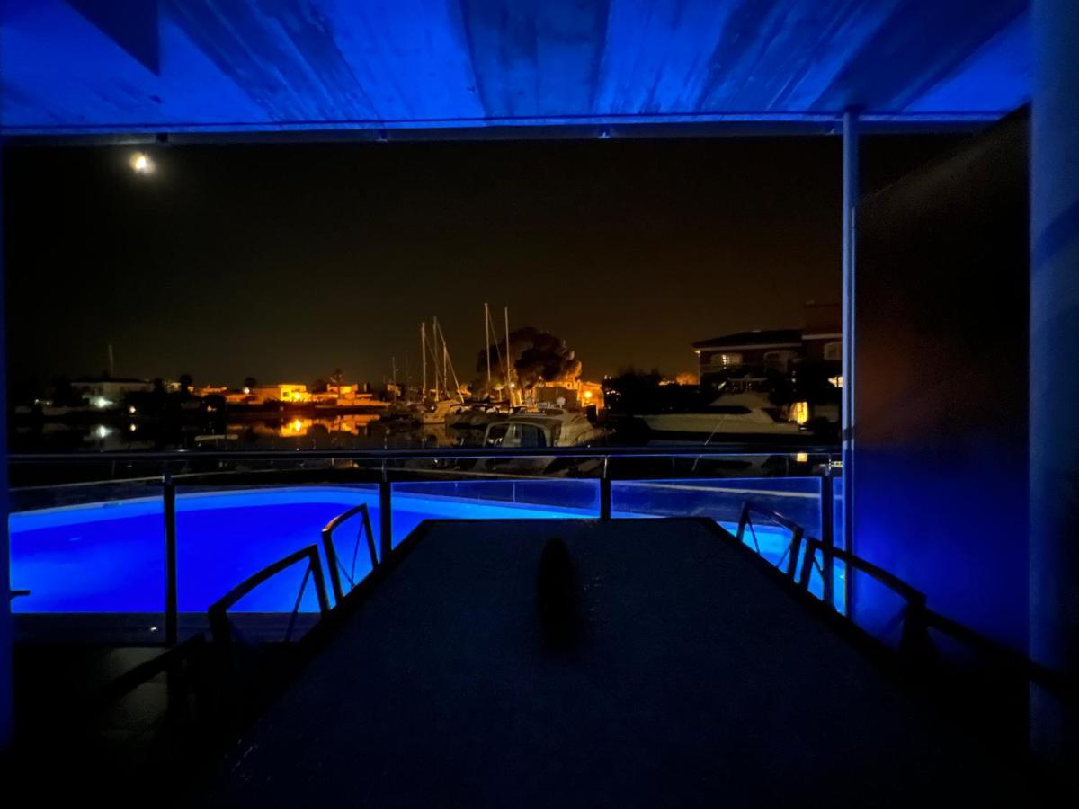 Blau Apartamento Frente A Los Canales Y Las Puestas De Sol De Roses Eksteriør billede