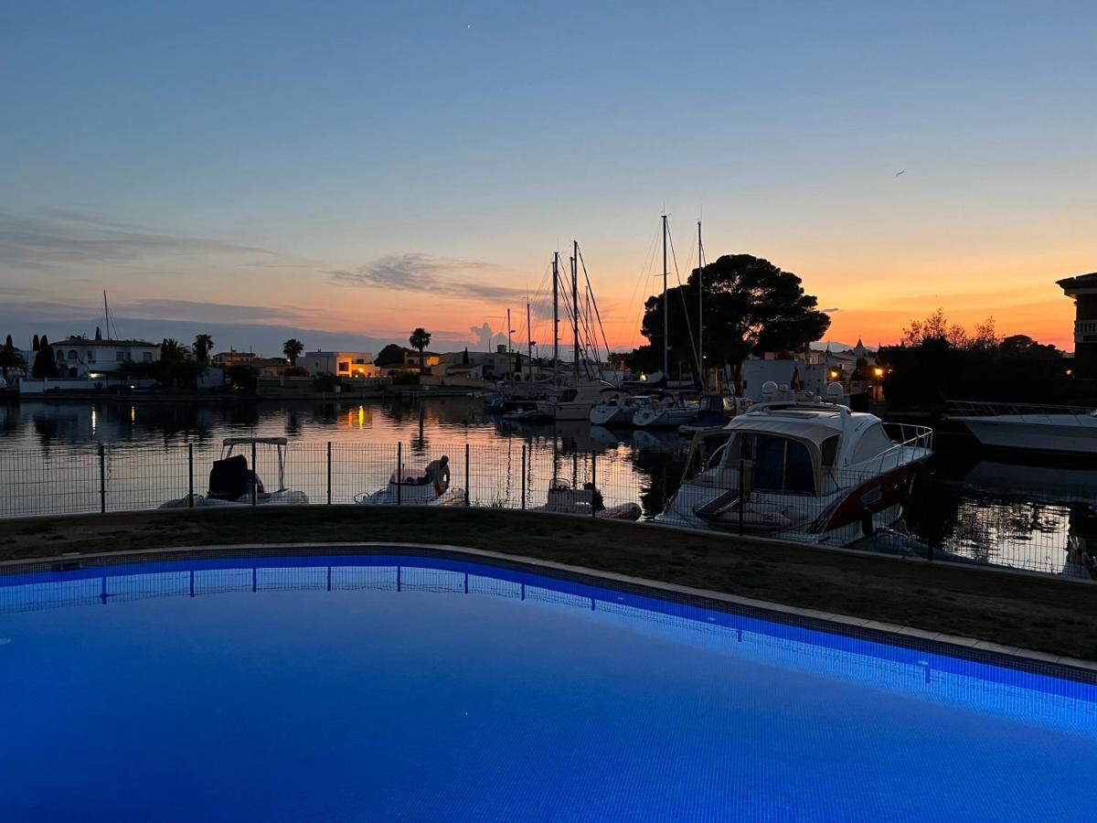 Blau Apartamento Frente A Los Canales Y Las Puestas De Sol De Roses Eksteriør billede