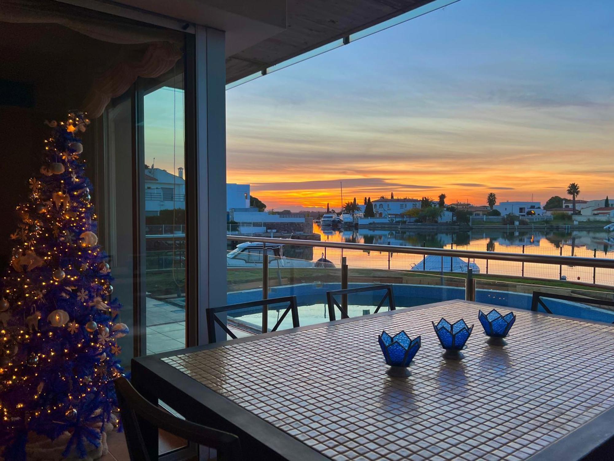 Blau Apartamento Frente A Los Canales Y Las Puestas De Sol De Roses Eksteriør billede