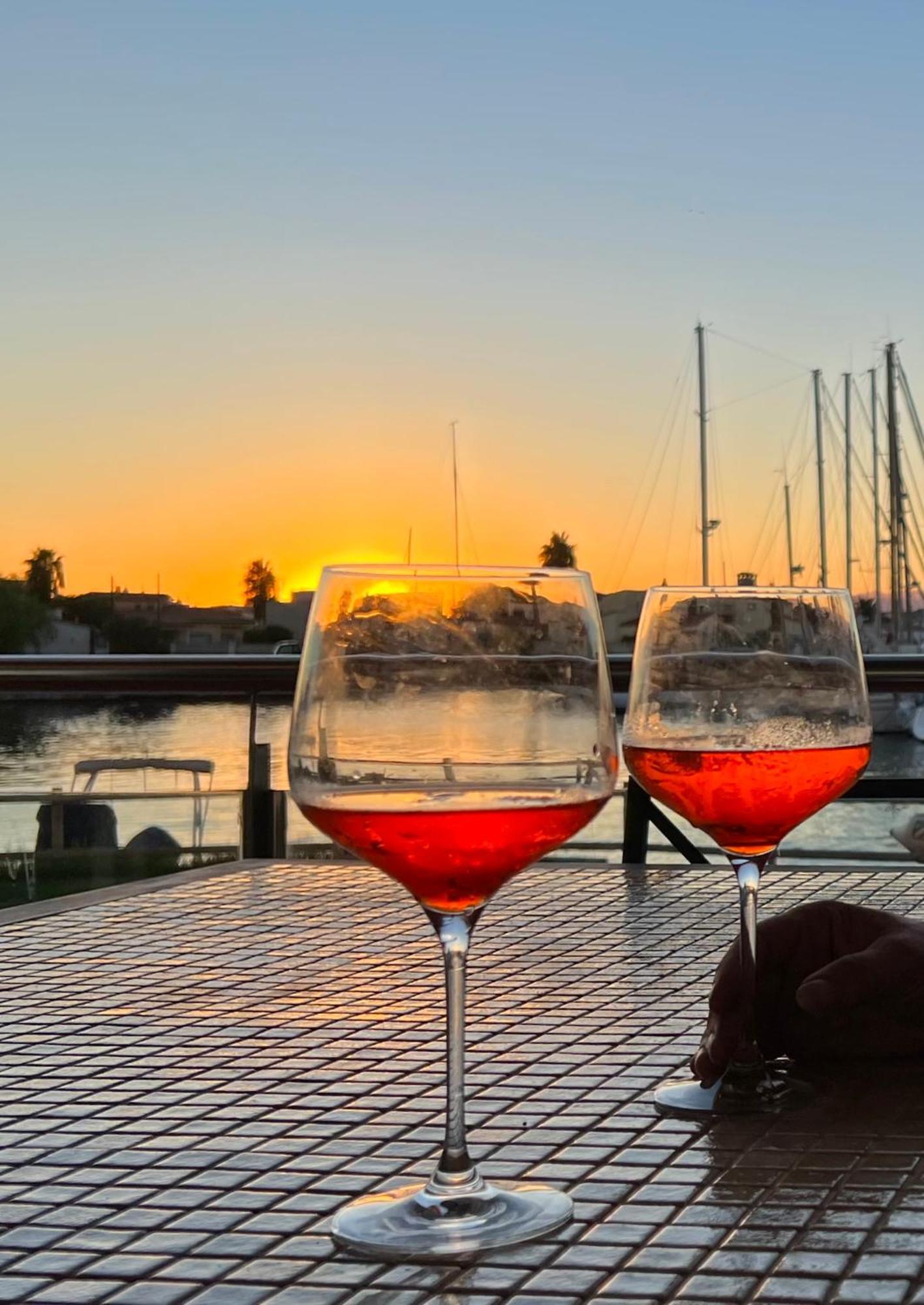 Blau Apartamento Frente A Los Canales Y Las Puestas De Sol De Roses Eksteriør billede