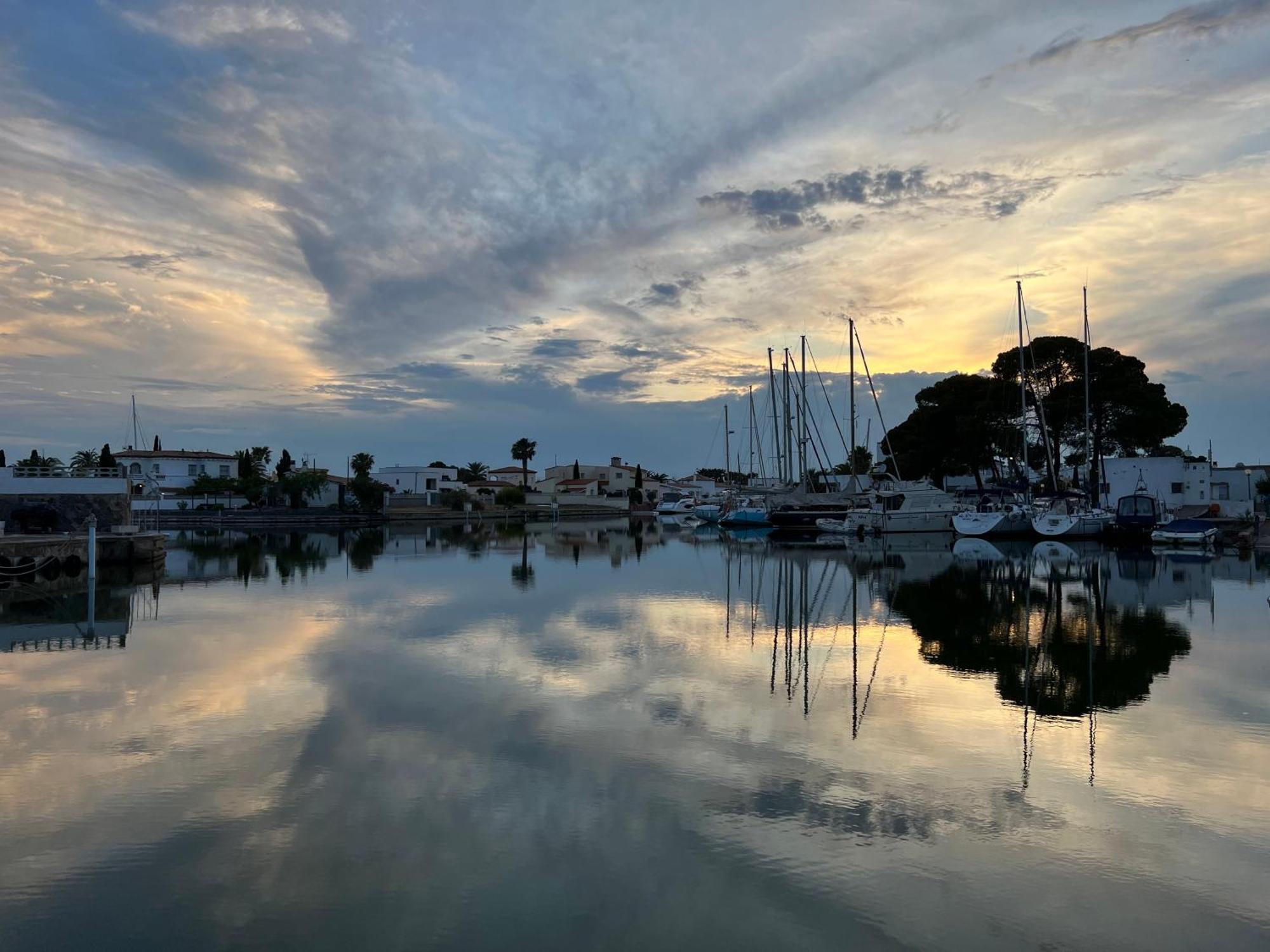Blau Apartamento Frente A Los Canales Y Las Puestas De Sol De Roses Eksteriør billede