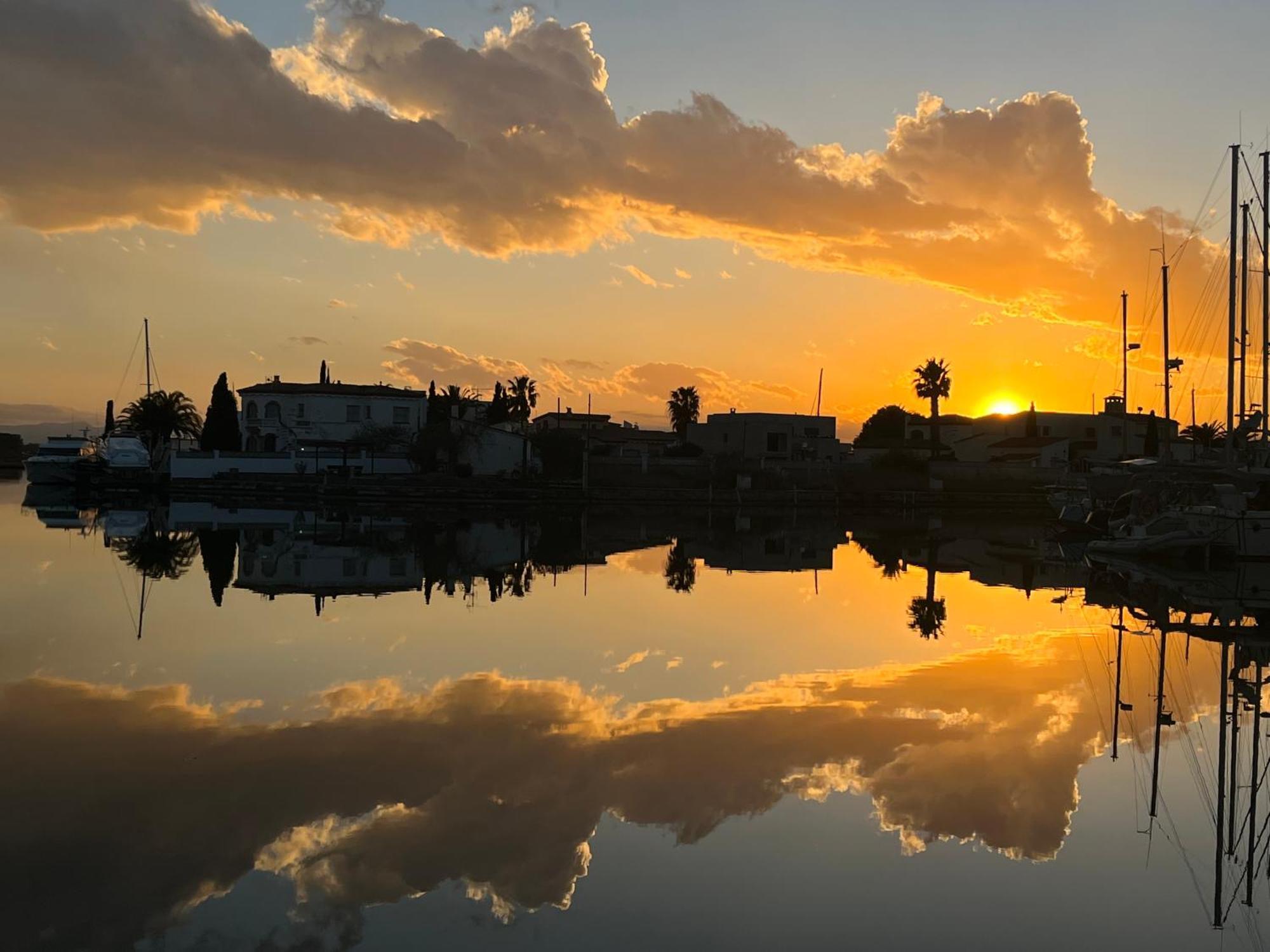 Blau Apartamento Frente A Los Canales Y Las Puestas De Sol De Roses Eksteriør billede
