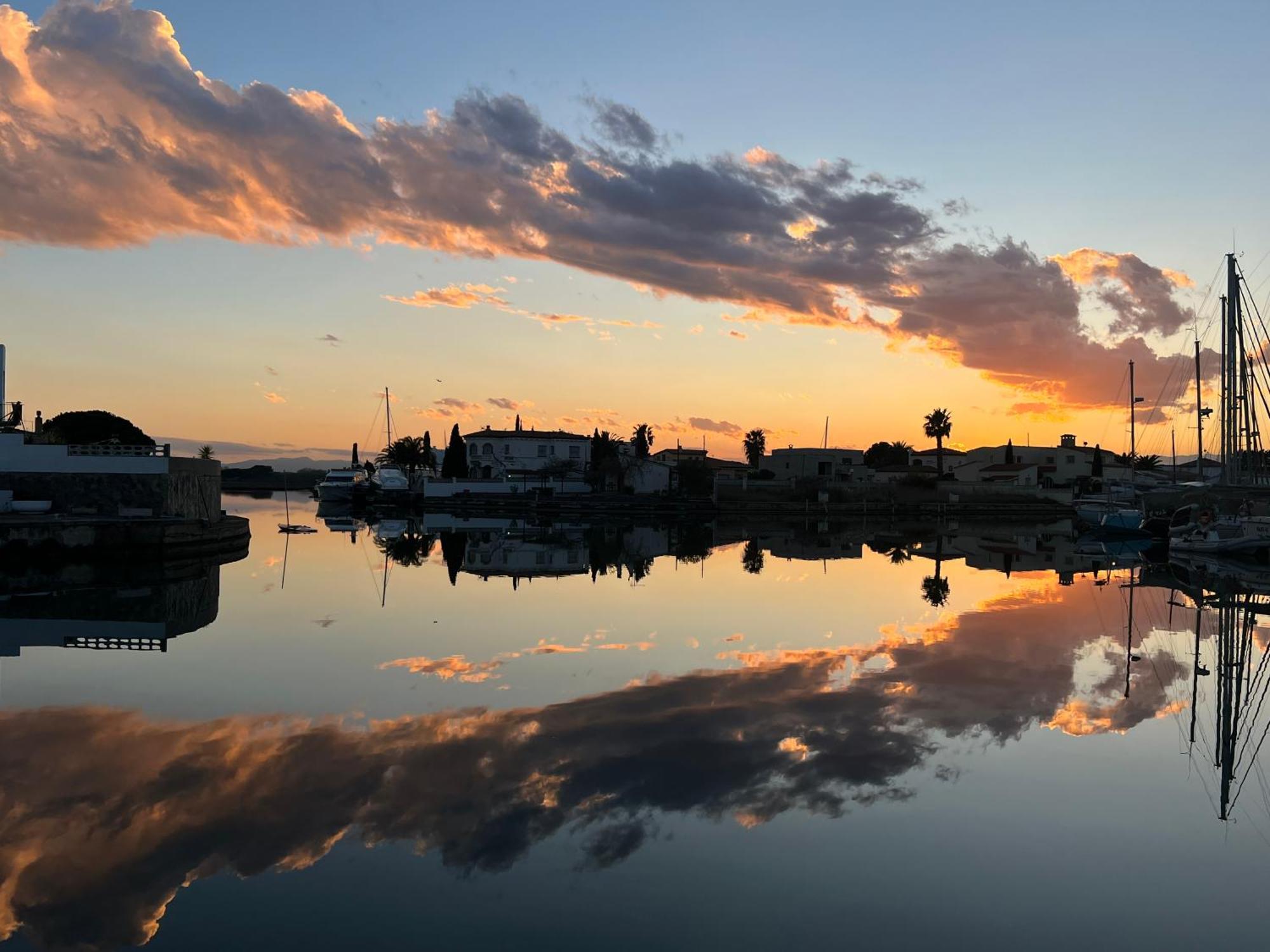 Blau Apartamento Frente A Los Canales Y Las Puestas De Sol De Roses Eksteriør billede
