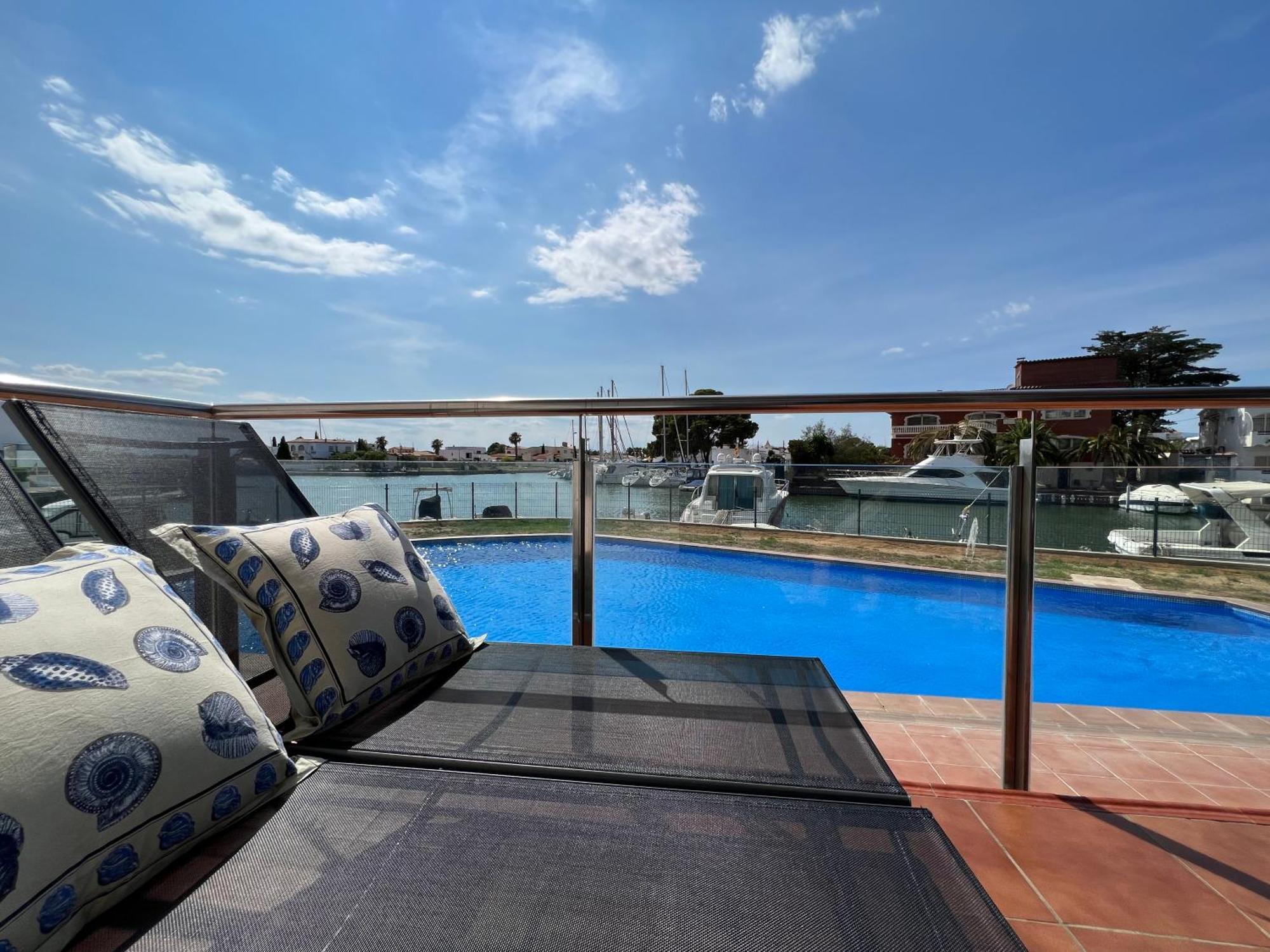 Blau Apartamento Frente A Los Canales Y Las Puestas De Sol De Roses Eksteriør billede